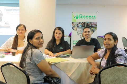 Emprendedores venezolanos y colombianos acceden a créditos