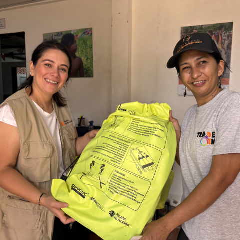 Migrante recibe la Mochila H20 -TREK
